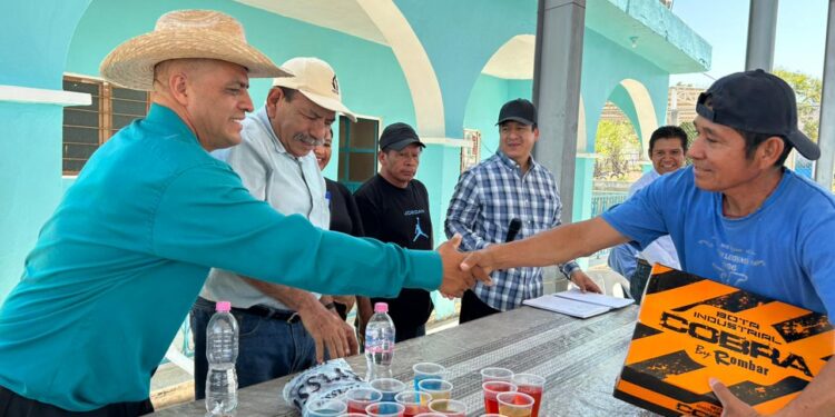 Edil de Tecomatlán entrega uniformes a cuerpo de seguridad