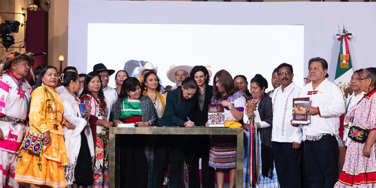 Por primera vez en la historia hay un reconocimiento pleno de sus derechos: Claudia Sheinbaum firma convocatoria para consulta de iniciativa de ley general de derechos de los pueblos indígenas y afromexicanos