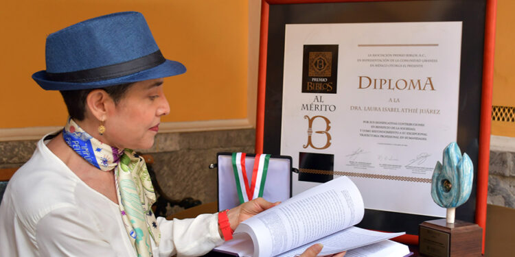 Recibe Posdoctorante BUAP Premio Biblos 2026