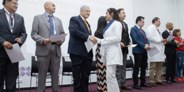 ISSSTEP fortalece formación médica con egreso de 81 internos pregrado