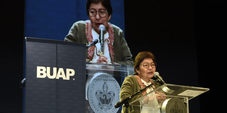 Reconoce Rectora Lilia Cedillo compromiso social de egresados de Economía y Finanzas