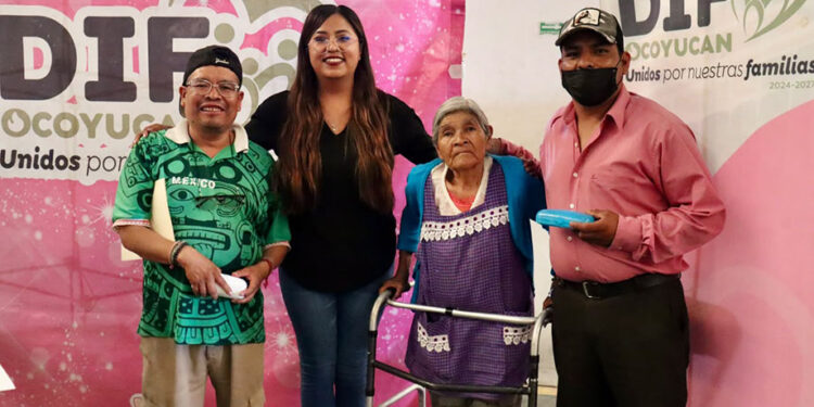 Entrega DIF de Ocoyucan 250 lentes a la población