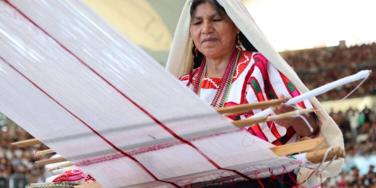 Celebra Oaxaca su diversidad cultural con música, danza, gastronomía y artesanías en el Complejo Cultural Los Pinos