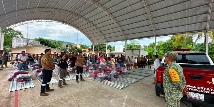 Gobierno estatal entrega apoyos a afectados en Xicotepec
