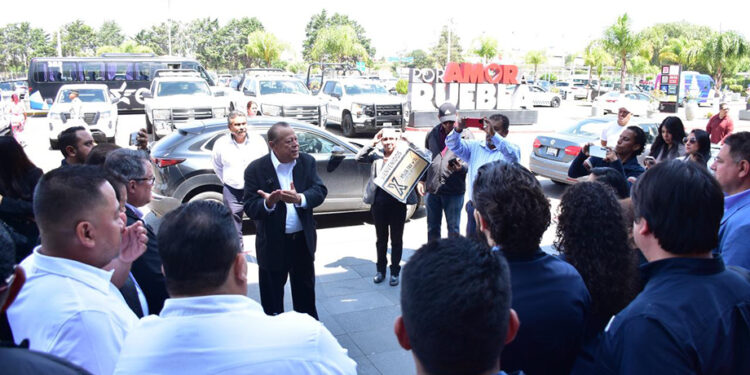 Llegan a Puebla los primeros pasajeros del vuelo directo desde Newark