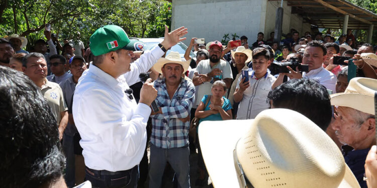 Gobierno estatal despliega maquinaria y apoyos sociales para atender emergencia en la Sierra Negra