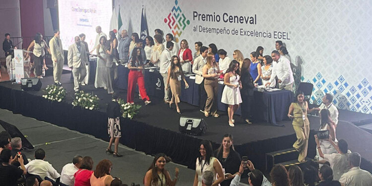 Ceneval reconoce a egresados de la Anáhuac Puebla por su excelencia académica