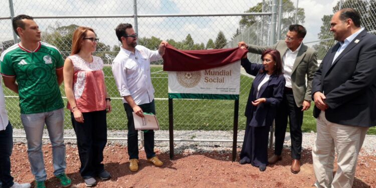 Inaugura Gobernadora cancha del programa Mundial Social en Apetatitlán