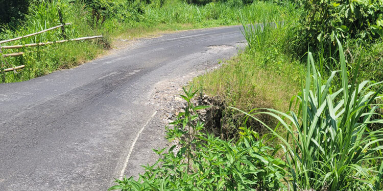 La carretera interserrana, en total abandono