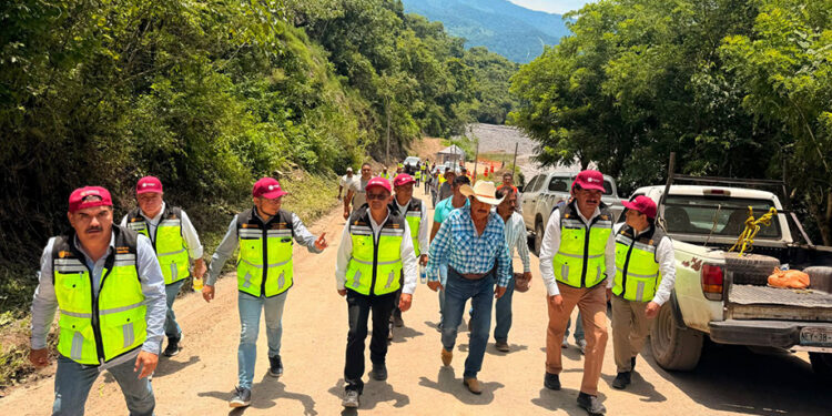 Supervisa SICT avances en la reconstrucción de caminos rurales y alimentadores en la Sierra Norte de Puebla
