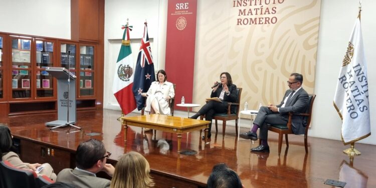 Estudiantes de Anáhuac Puebla analizan los desafíos globales en encuentro con diplomáticos de Ucrania y Nueva Zelanda