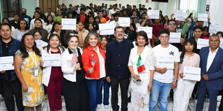 Entrega UTH becas alimenticias, académicas y deportivas; 203 estudiantes beneficiados