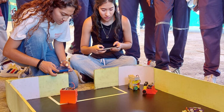 Estudiantes de Anáhuac Puebla desarrollan robots autónomos para competir en Mundial de Futboltron