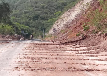 Brindan mantenimiento a carreteras de Tecomatlán