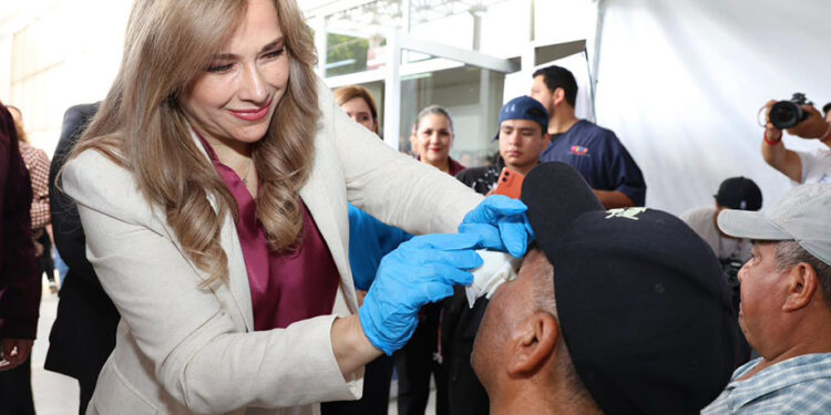 Ceci Arellano supervisa histórica Jornada de Cirugías de Cataratas