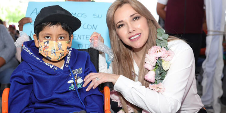 Encabeza Ceci Arellano jornada del SEDIF en beneficio de familias de Santo Tomás Hueyotlipan