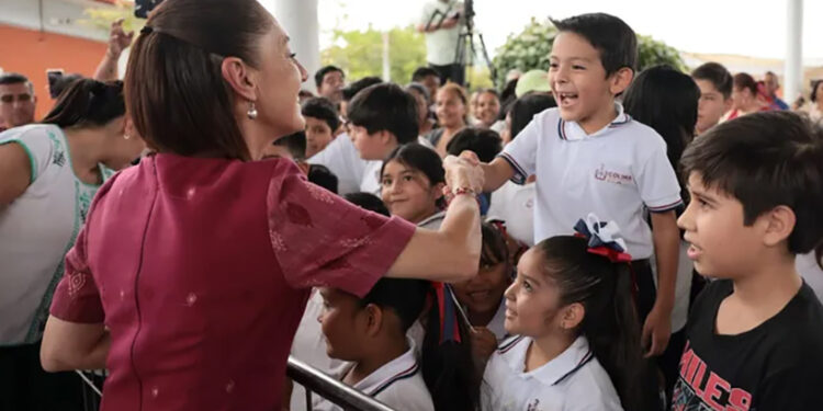 Siempre voy a estar pendiente de las niñas y niños de México”: Presidenta Claudia Sheinbaum entrega Beca Rita Cetina para uniformes y útiles en Villa de Álvarez, Colima