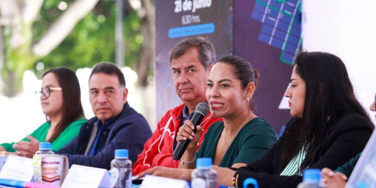Presenta Lupita Cuautle playera y medalla de la 12ª edición del Medio Maratón del Día del Papá 2026