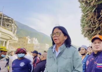 Delcy Rodríguez visita La Guaira y confirma la llegada de rescatistas internacionales