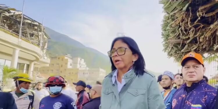 Delcy Rodríguez visita La Guaira y confirma la llegada de rescatistas internacionales