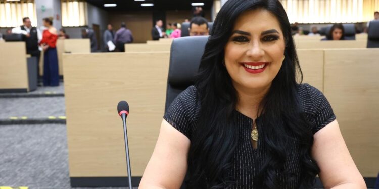 Plantea Delfina Pozos iniciativa para garantizar entornos educativos libres de uso político-partidista