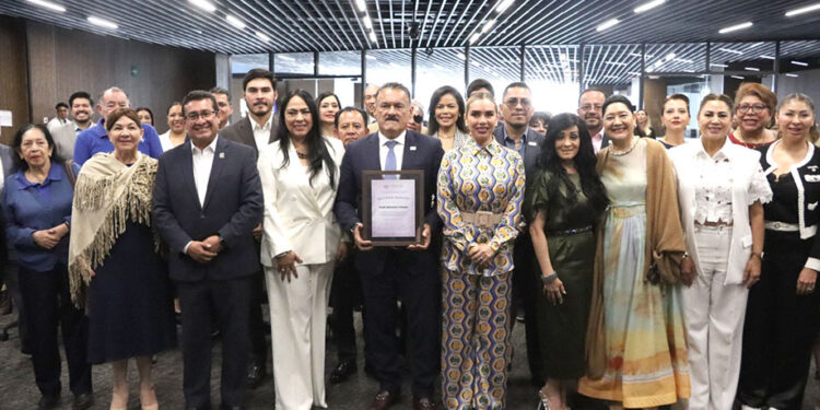 Unidad para la Igualdad de Género del Congreso entrega reconocimiento al presidente de la Fundación Cáritas Puebla