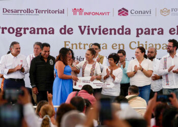 INFONAVIT entrega viviendas del bienestar en Chiapas