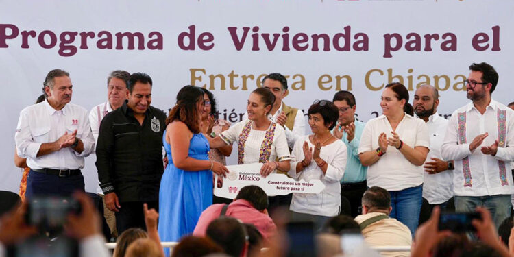 INFONAVIT entrega viviendas del bienestar en Chiapas