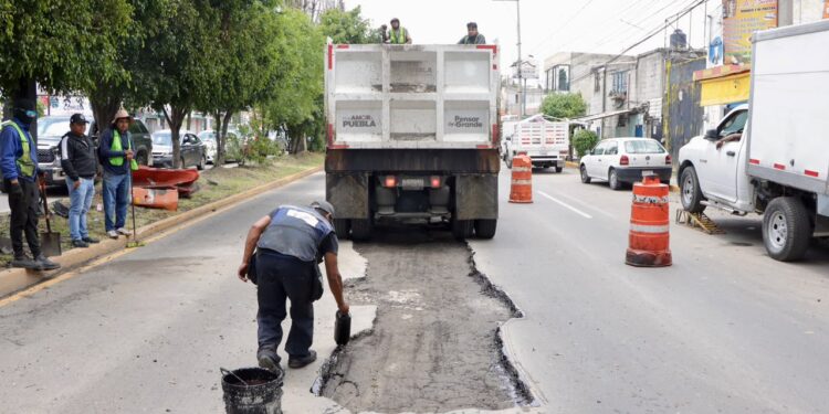 Realiza Secretaría de Infraestructura corrección temporal en daño por drenaje en Avenida Lafragua