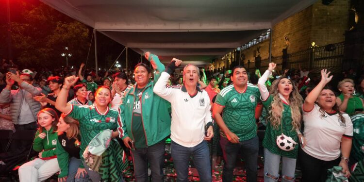 Convive Pepe Chedraui en el Zócalo durante la transmisión del partido de la Selección Mexicana