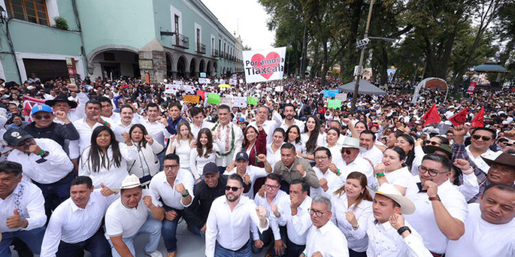 Lorena Cuéllar encabeza caminata por la Soberanía Nacional