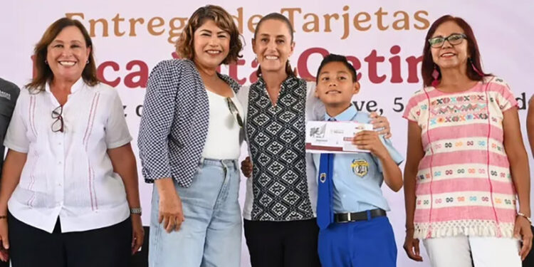 En Minatitlán, Claudia Sheinbaum entrega tarjetas de la Beca Rita Cetina para uniformes y útiles; beneficiará a más de 9 millones de estudiantes en el país