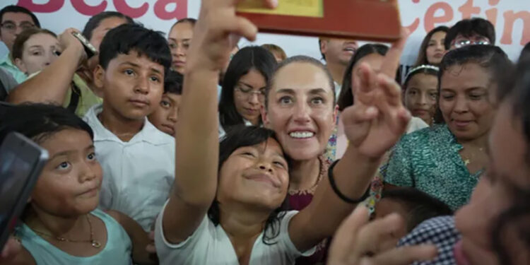 El objetivo es que las familias tengan lo indispensable para llevar a sus hijos a la escuela: Presidenta Sheinbaum Pardo entrega Beca Rita Cetina en Tapachula