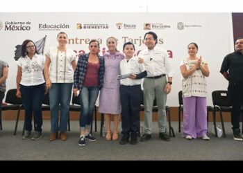 En Tijuana, Claudia Sheinbaum entrega tarjetas de la Beca Rita Cetina para uniformes y útiles; la recibirán 9 millones de estudiantes en todo el país