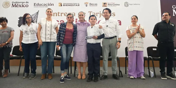 En Tijuana, Claudia Sheinbaum entrega tarjetas de la Beca Rita Cetina para uniformes y útiles; la recibirán 9 millones de estudiantes en todo el país