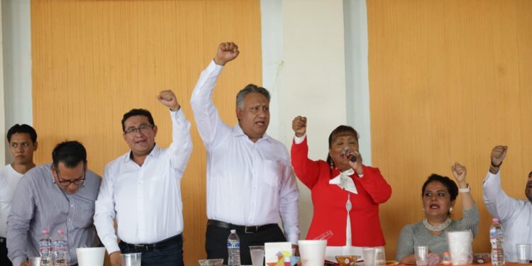 Reconoce diputado Pável Gaspar labor de maestras y maestros de la Mixteca Poblana