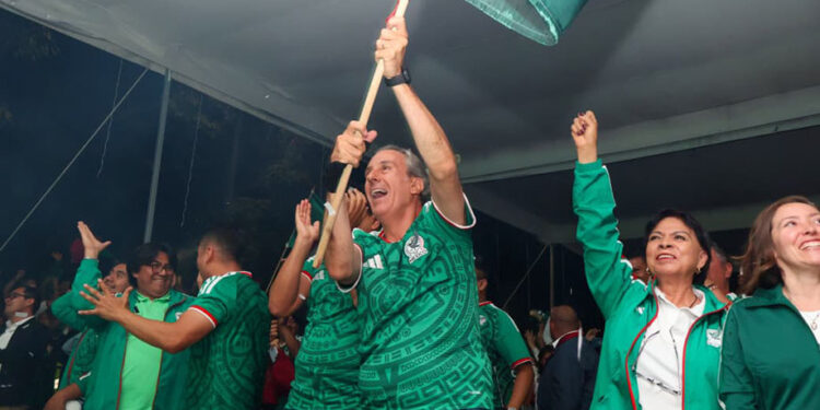 Convive Pepe Chedraui con familias poblanas durante el encuentro de la Selección Mexicana