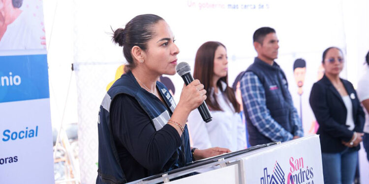 Acerca Lupita Cuautle atención integral a familias de San Francisco Acatepec