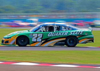 Tovar impone ritmo y rescata un valioso top 5 en Nascar México