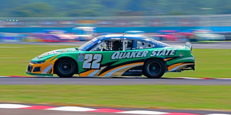 Tovar impone ritmo y rescata un valioso top 5 en Nascar México