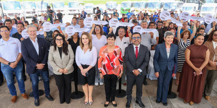 Gobierno Estatal cumple compromiso y entrega nuevas unidades a transportistas; impulsa movilidad segura