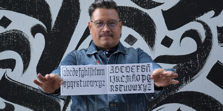 Comparte investigador BUAP caligrafía gótica mexicana en ATypI Stanford 2026