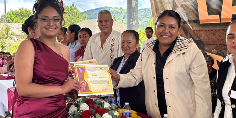 La educación organizada fortalece al pueblo para defender a México