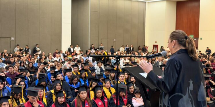 Encabeza secretaria de Bienestar graduación de la UPN