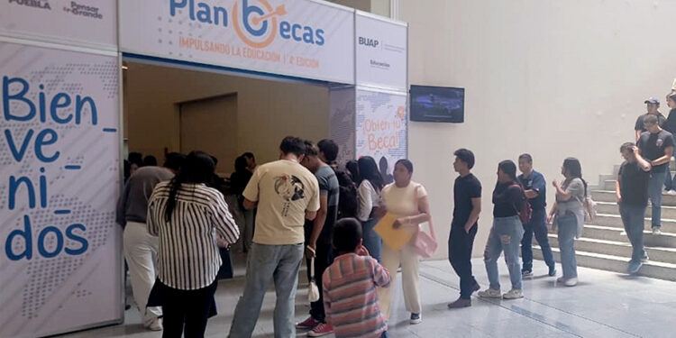 Apoya BUAP la educación a través de la feria Plan Becas 2026