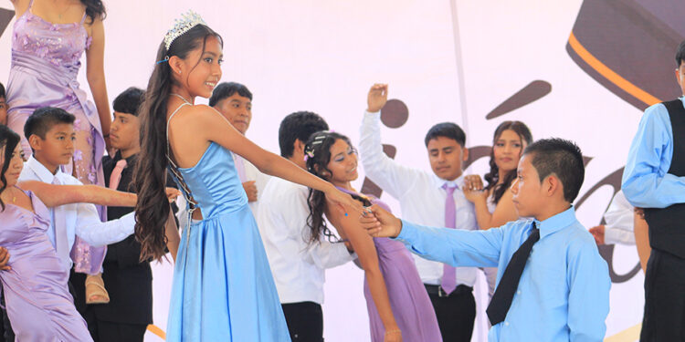 Con conciencia y arte, inician las graduaciones en Tecomatlán
