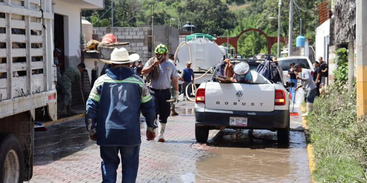 Brindan apoyo a damnificados