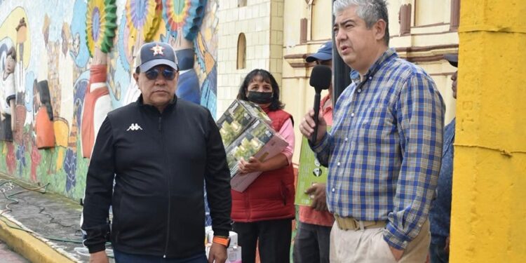 Participa diputado Miguel Márquez en faena comunitaria para transformar calles de Huauchinango