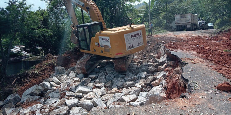 Gobierno del Estado repara daño al tramo carretero Azumbilla-Tlacotepec