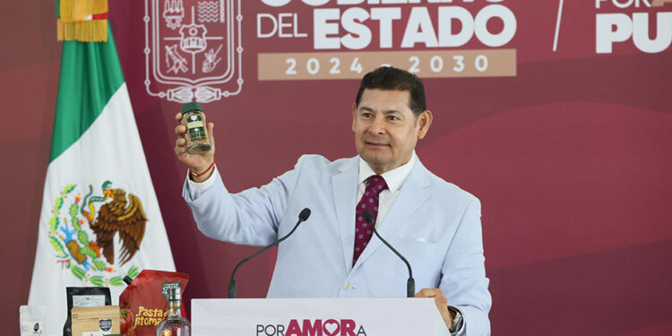 Garantiza Secretaría de Bienestar el suministro de vital líquido a familias poblanas